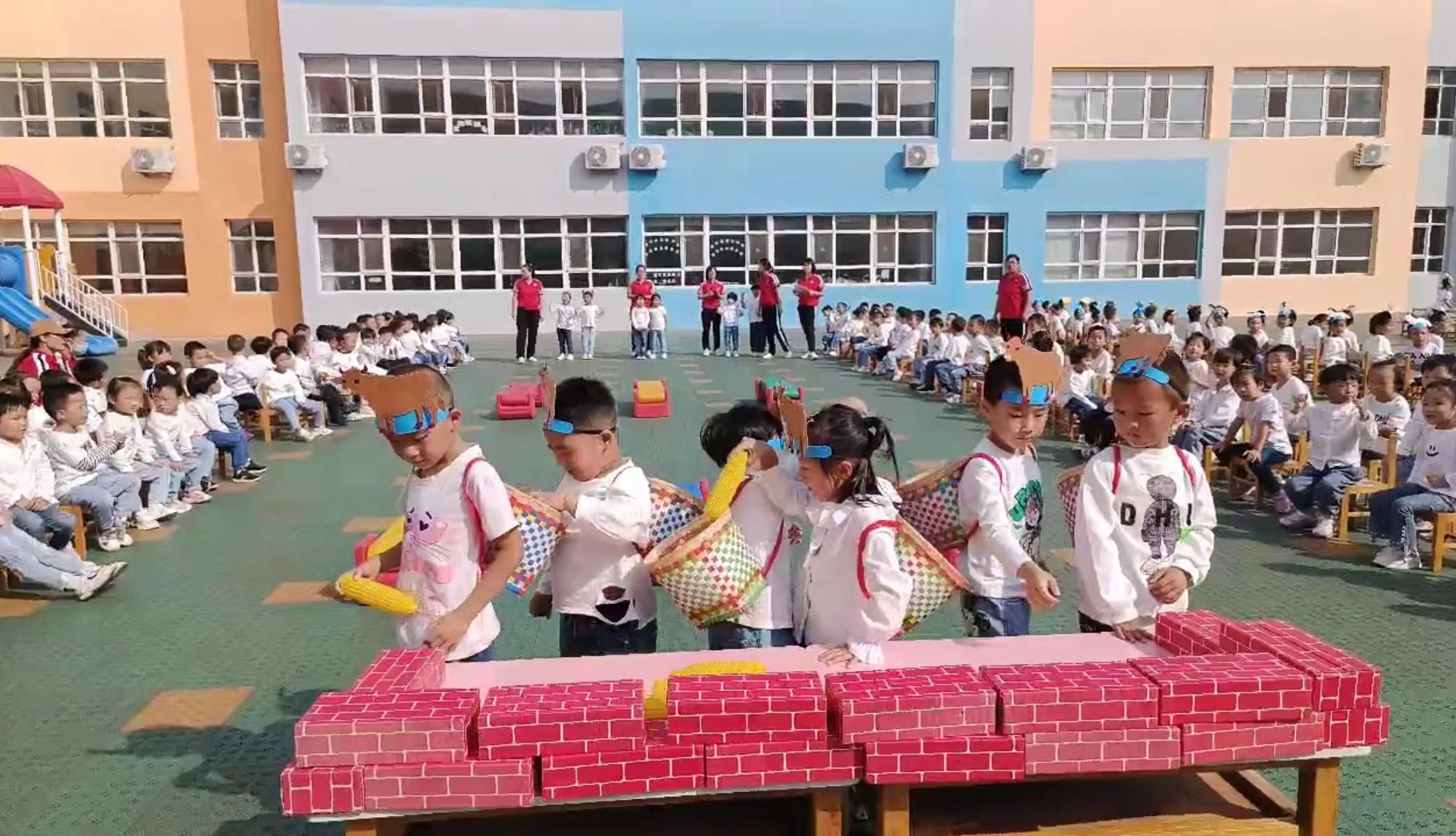 卢龙县艺术小兒园展开豐收兴会户外逛戏运动